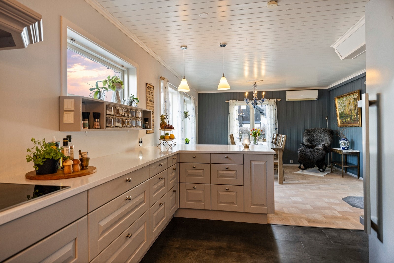 Det eksklusive kjøkkenet, med den åpne løsningen mot spisestuen og terrassen, er husets hjerte. Det innbyr til sosiale aktiviteter rundt matlaging og måltider - og har en lys og lun atmosfære. Galleribilde