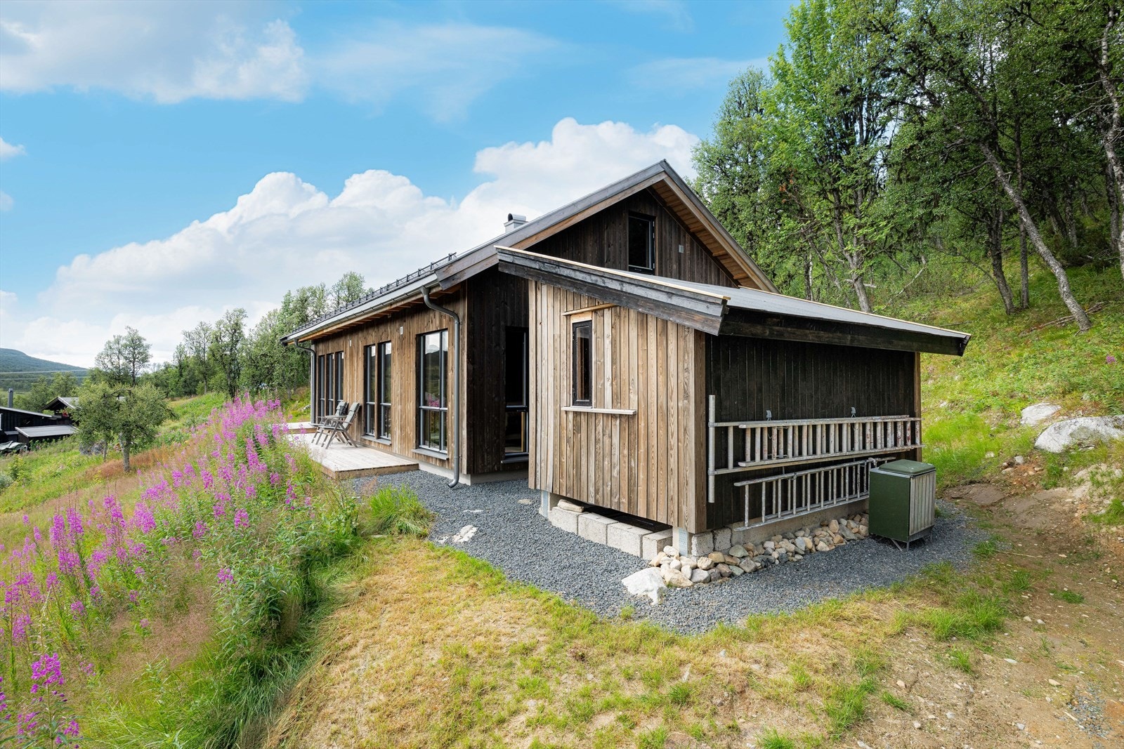 På tomten er det i tillegg en utebod med gode lagringsmuligheter for ved og utemøbler. Galleribilde