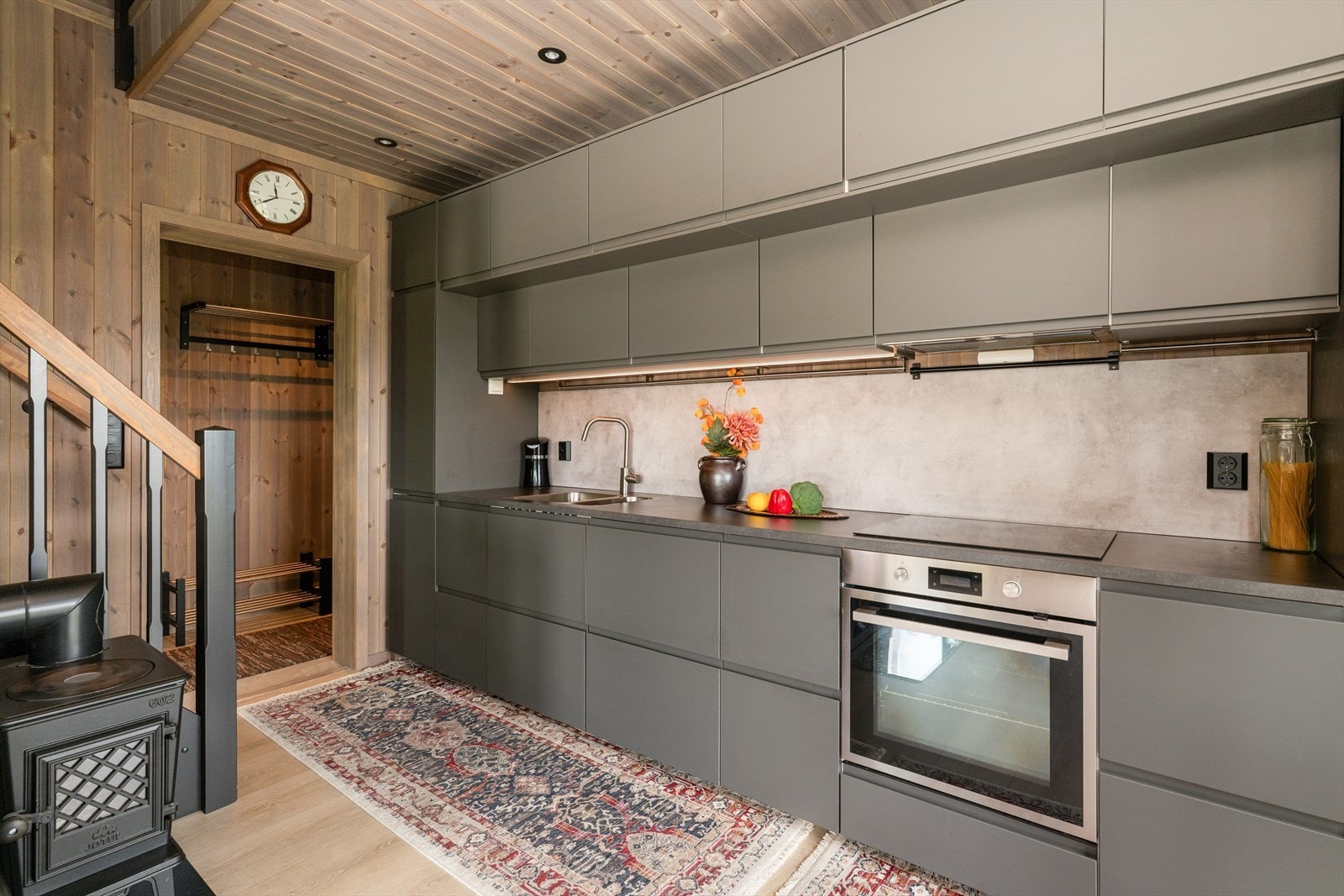 Det medfølger integrert kjøl/fryseskap, oppvaskmaskin, platetopp og stekeovn. Galleribilde