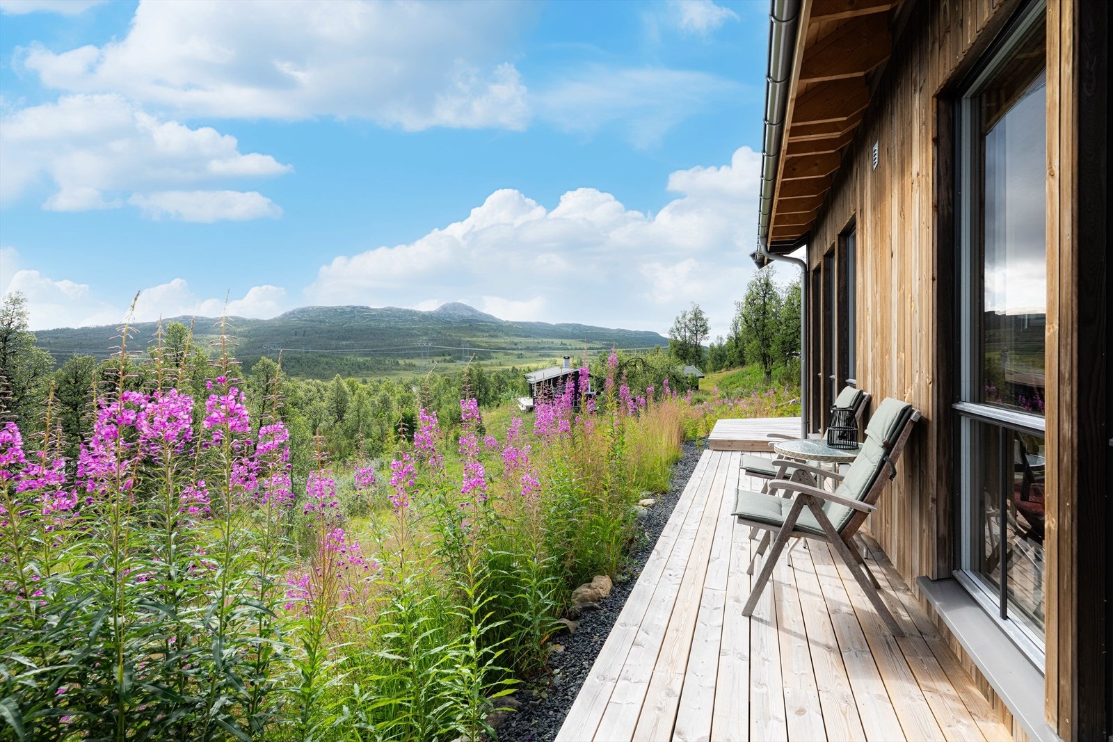 Hyttas beliggenhet må kunne sies å være et særdeles flott sted for deg som setter pris å bruke naturen til rekreasjon, og ligger "midt i naturopplevelsene". Galleribilde