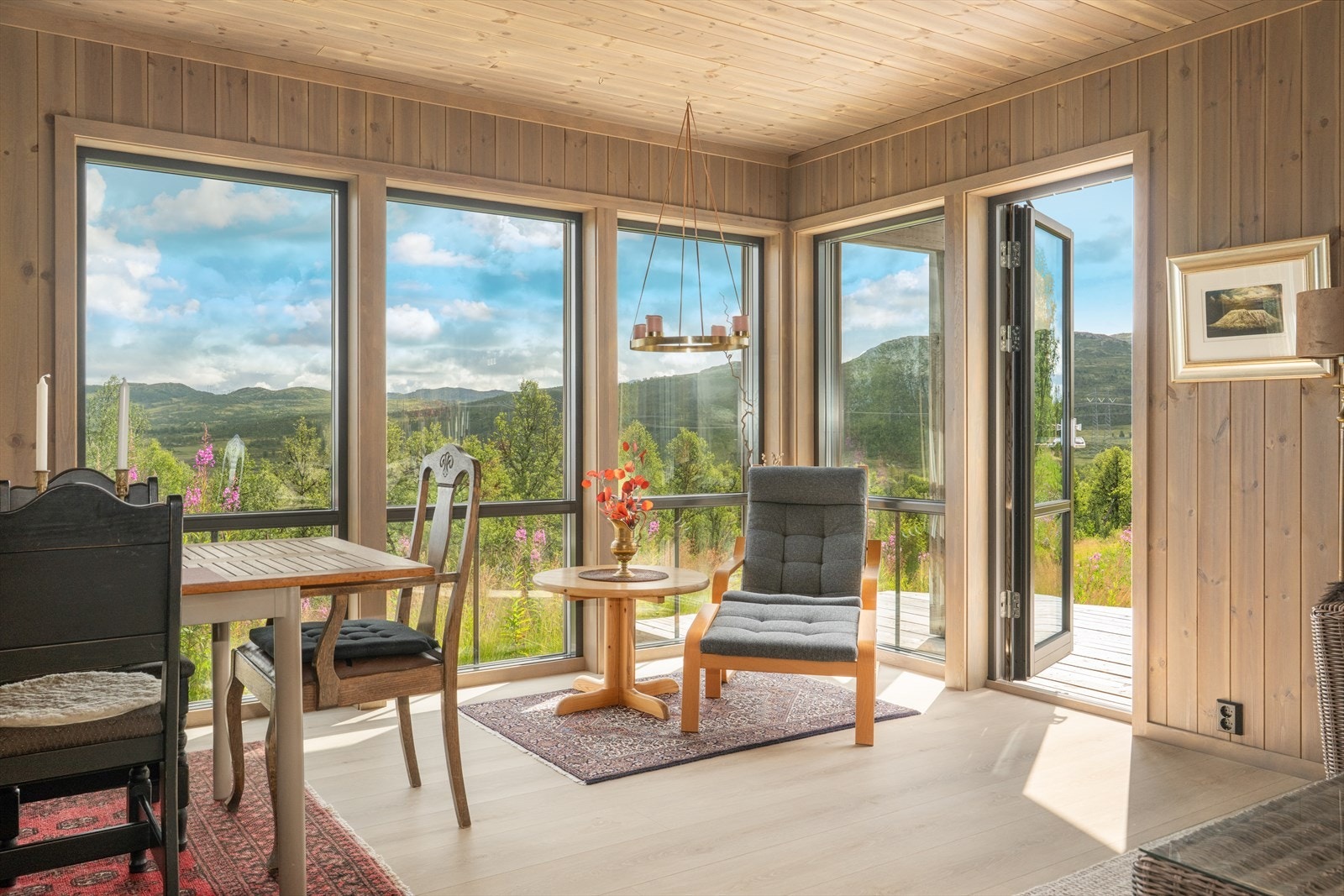 Vinduene slipper rikelig med naturlig lys inn og det er fantastisk utsikt mot vakre naturområder. Galleribilde