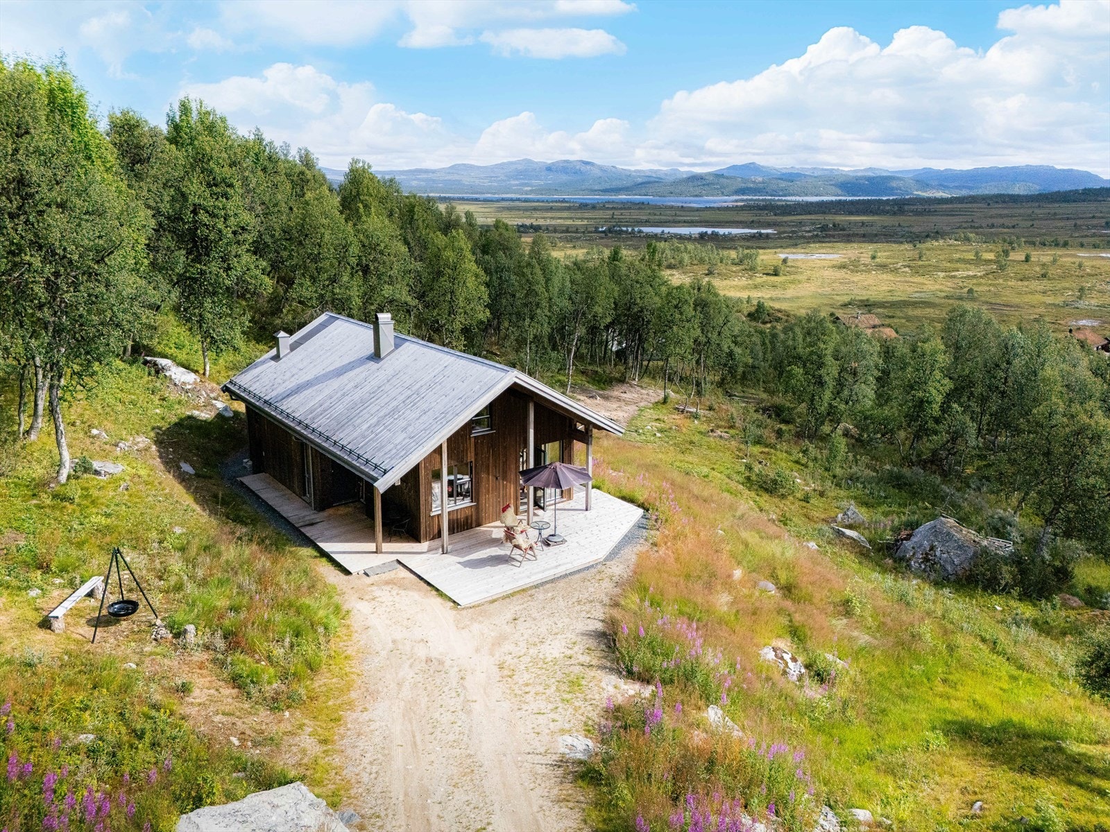 Lekker, arkitekttegnet hytte fra 2023, på stor og flott utsiktstomt. Galleribilde