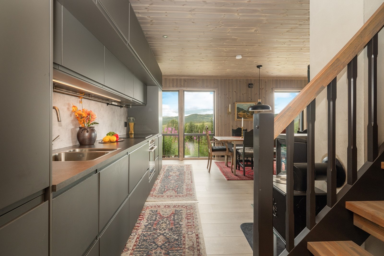 Kjøkkenet har innredning med glatte fronter og benkeplate av laminat. Over stekesone er det ventilator med avtrekk ut. Galleribilde