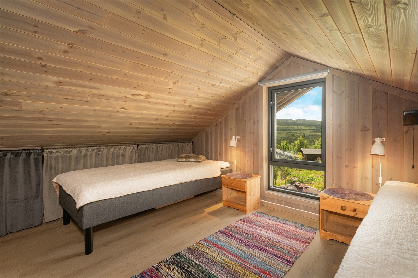 I hytta er det to sovehemser med god plass for møblering. Galleribilde