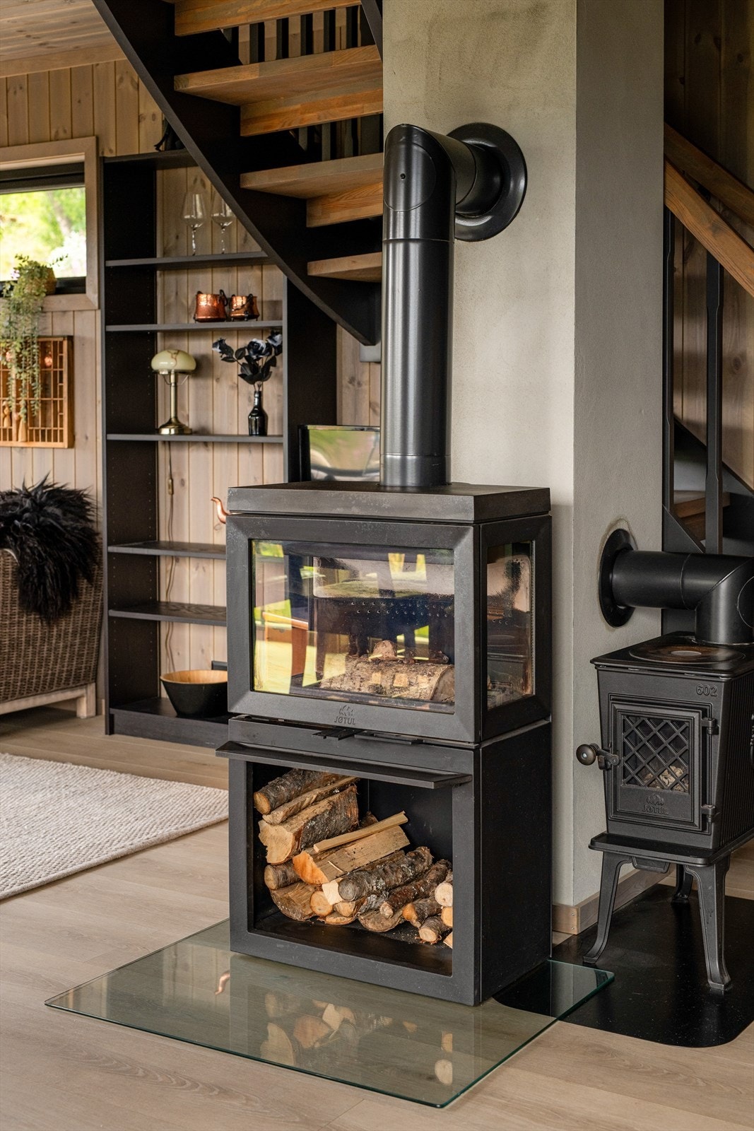 I stuen er det montert vedovn med glass i dør, noe som gir et koselig innsyn til flammene. Galleribilde
