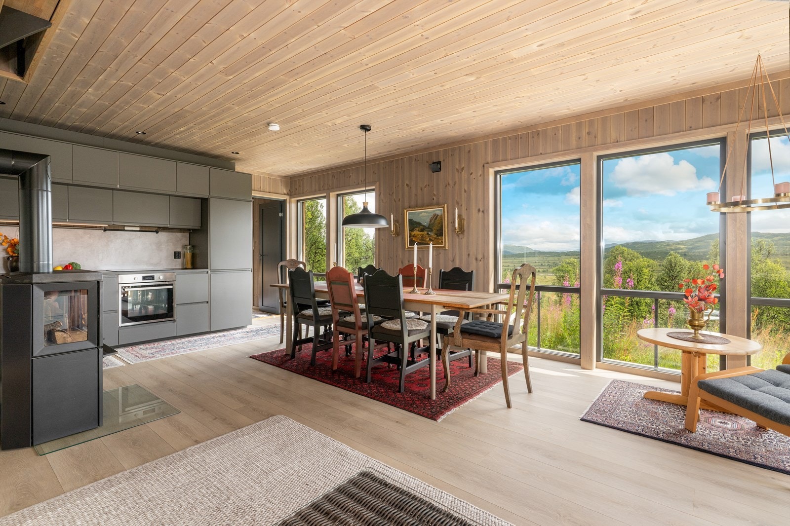 Hytta er innbydende og gjennomført, med store vinduer med sorte karmer, moderne arkitektur og praktiske romløsninger i to flotte etasjer. Alt arbeid utført av lokale håndverkere. Galleribilde