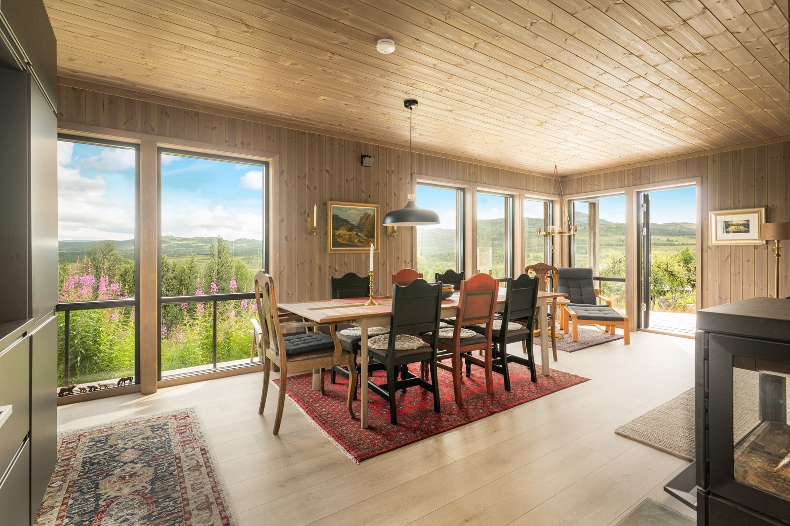 Romslig og delikat stue med åpen kjøkkenløsning og store vindusflater, noe som gir en luftig romfølelse. Galleribilde