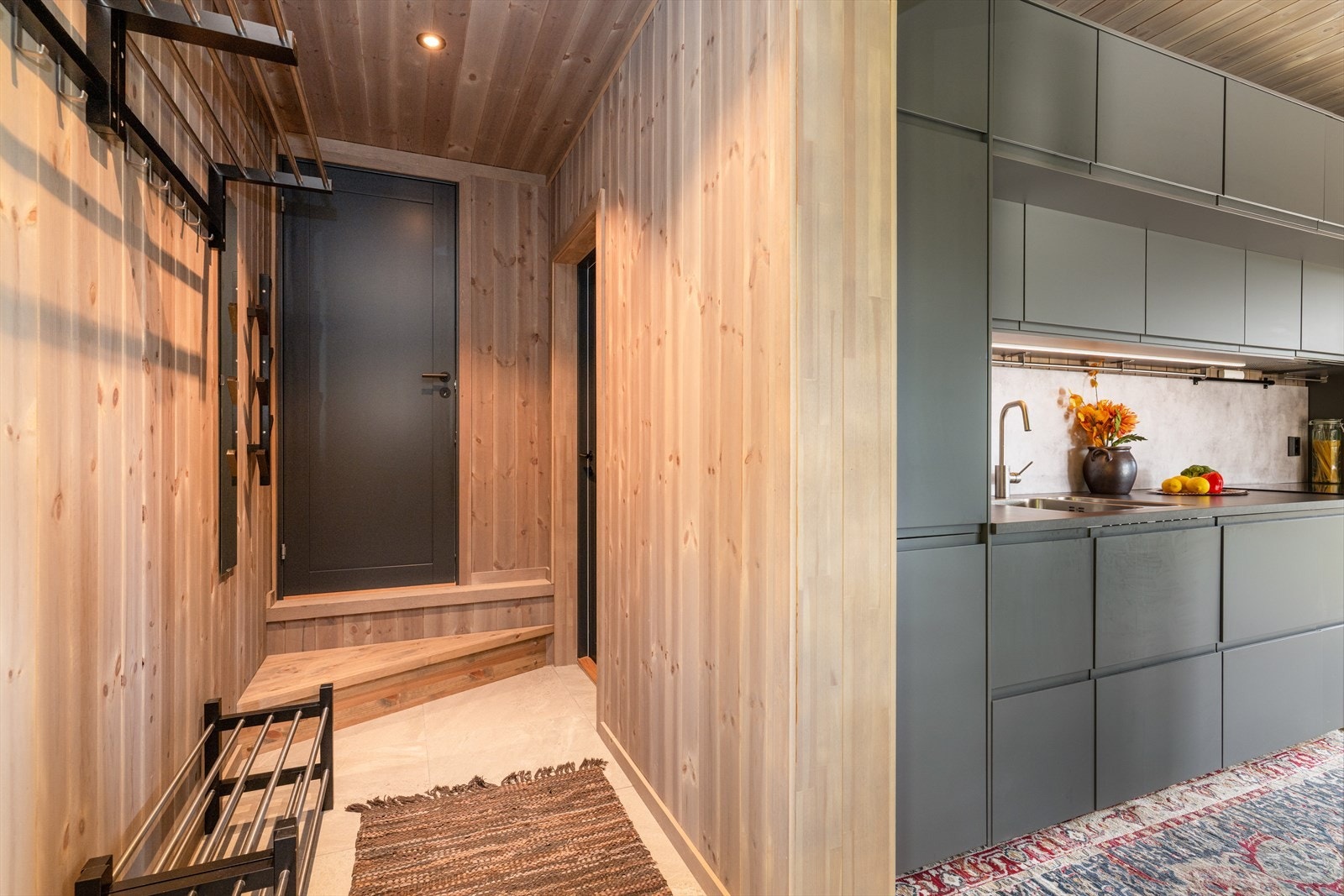 Hyggelig entre som ønsker velkommen inn, hvor det er plass til sko og yttertøy. Galleribilde