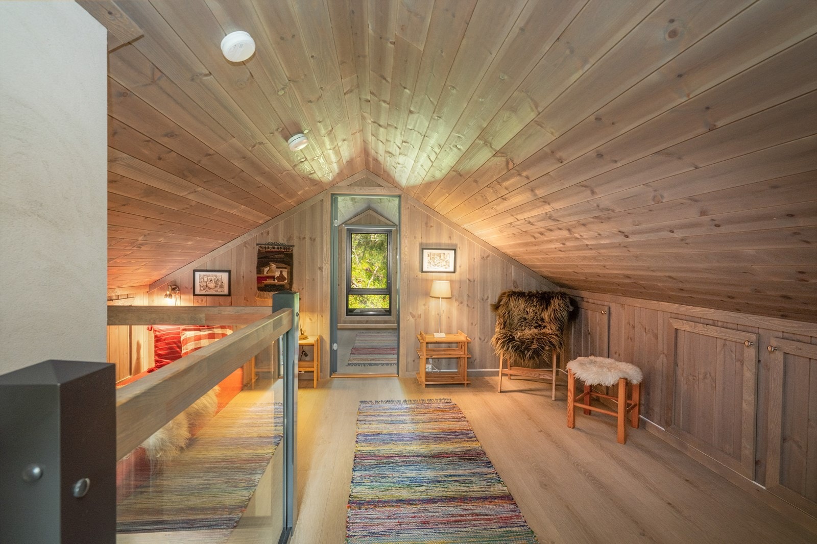 Hyggelig loftsrom med lagringsplass i knevegg. Galleribilde