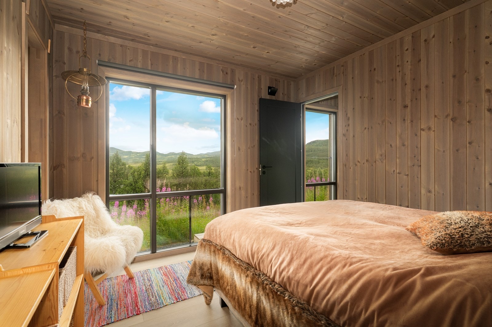 Hytta har et romslig og pent soverom i 1.etg. Soverommet har god plass til dobbeltseng. Galleribilde