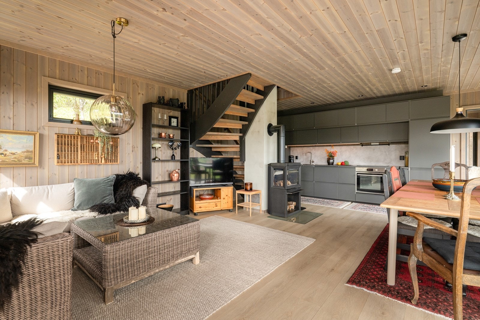 Det er lys og fin laminat på gulv. Vegger og tak har trepanel i fargen Skigards; en pen, gråbrun farge som setter et flott preg på rommene. Galleribilde