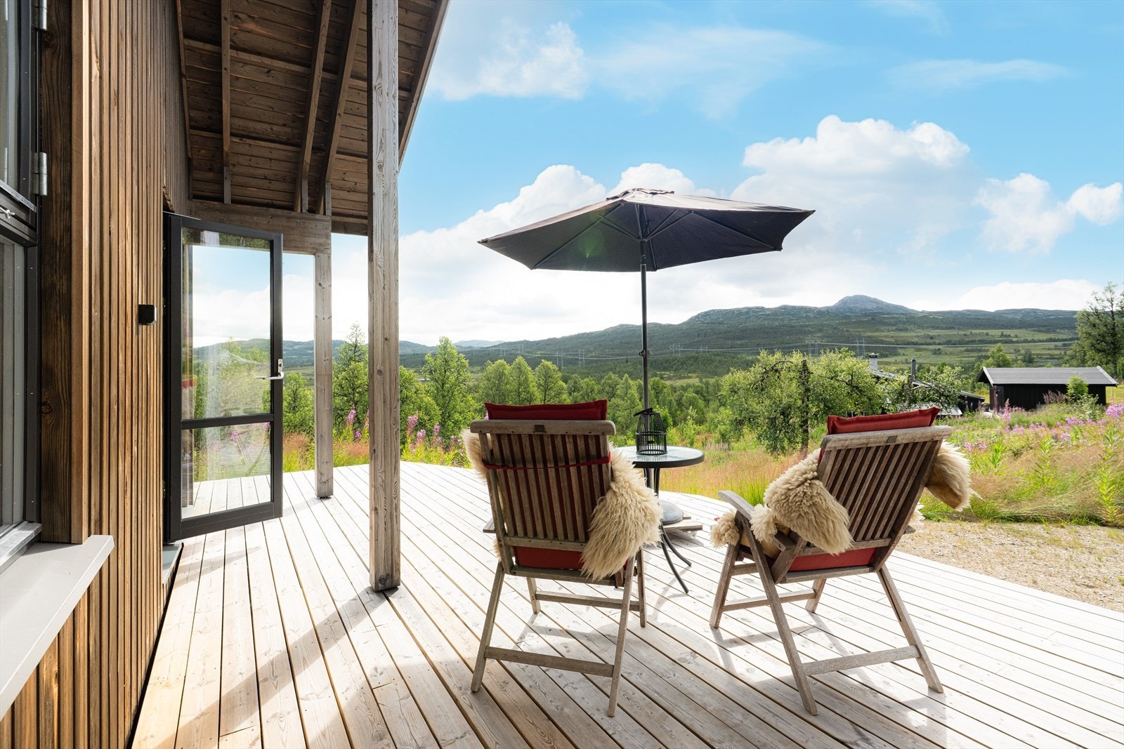 Nydelig og usjenert beliggenhet, med vidstrakt utsikt over fjellheimen, med bl.a Gaustatoppen, Bossnuten og Møsvatn. Galleribilde