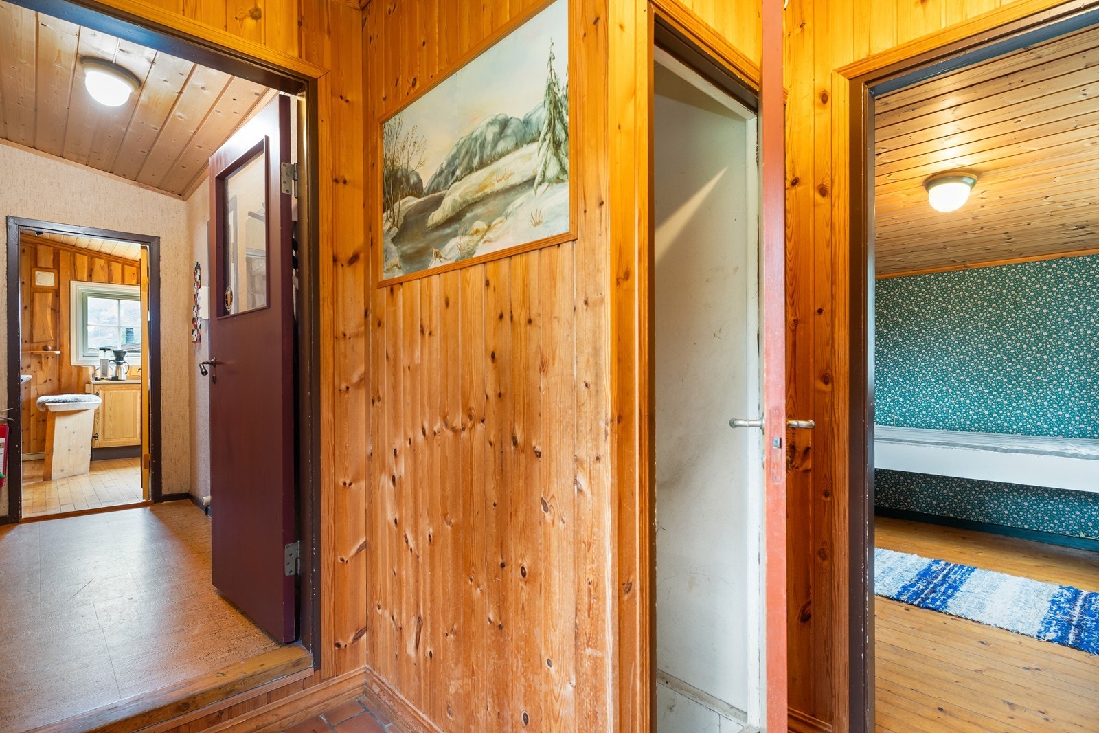 Yttergang er flislagt mens hall/ gang har belegg på gulv. Her er lukket trapp ned til kjeller Galleribilde