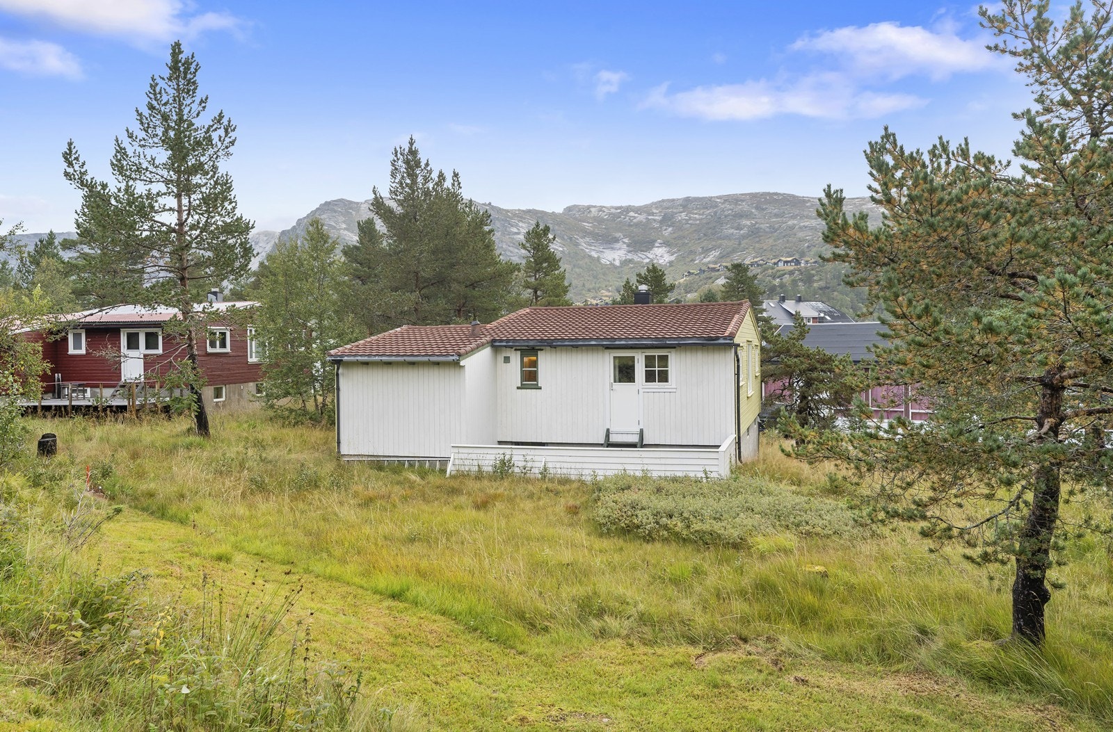 Hytta ligger solrikt og sentralt på Knaben på naturtomt med mye muligheter Galleribilde
