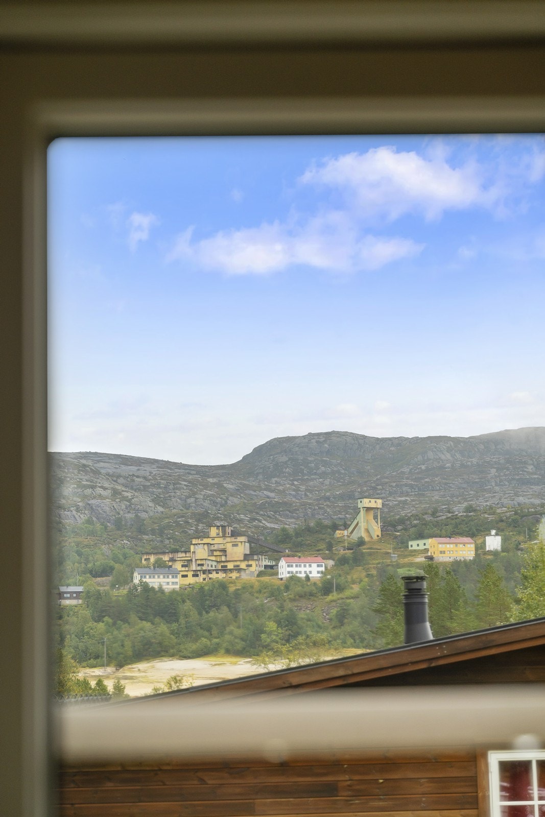 Fra hytta er det nydelig utsikt opp til gruvene. Galleribilde