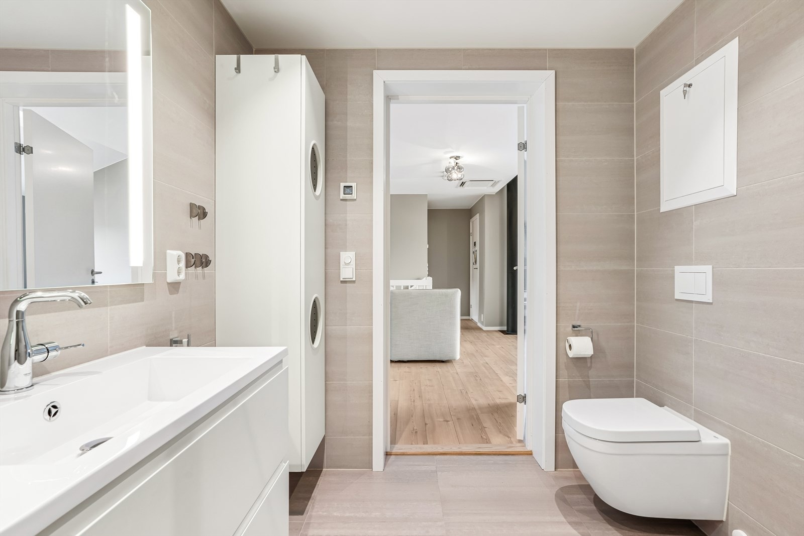 Badet i andre etasje har flislagt vegger og flislagt gulv med elektriske varmekabler. Galleribilde