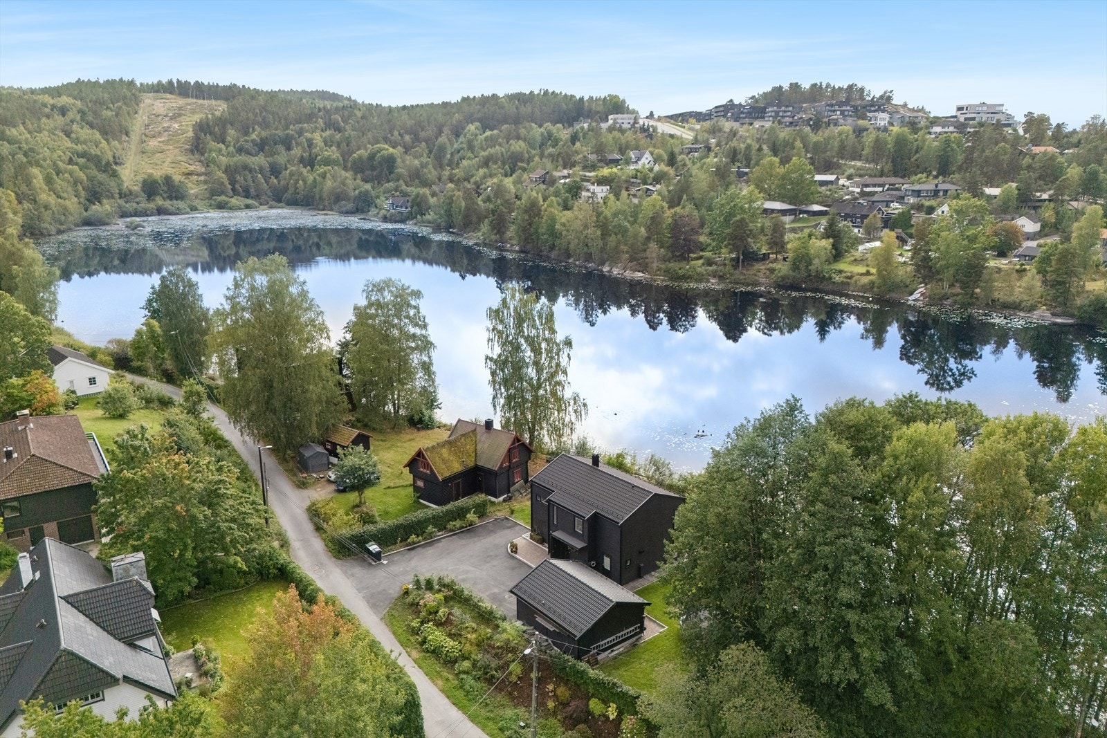 Eiendommen har en fantastisk beliggenhet rett ved Flaskebekktjernet. Galleribilde