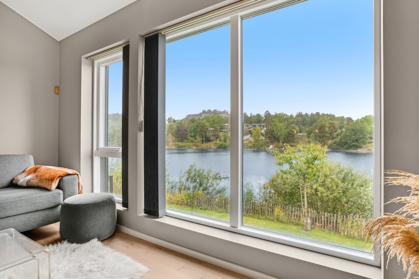 Stuen har nydelig utsikt over Flaskebekktjernet. Galleribilde