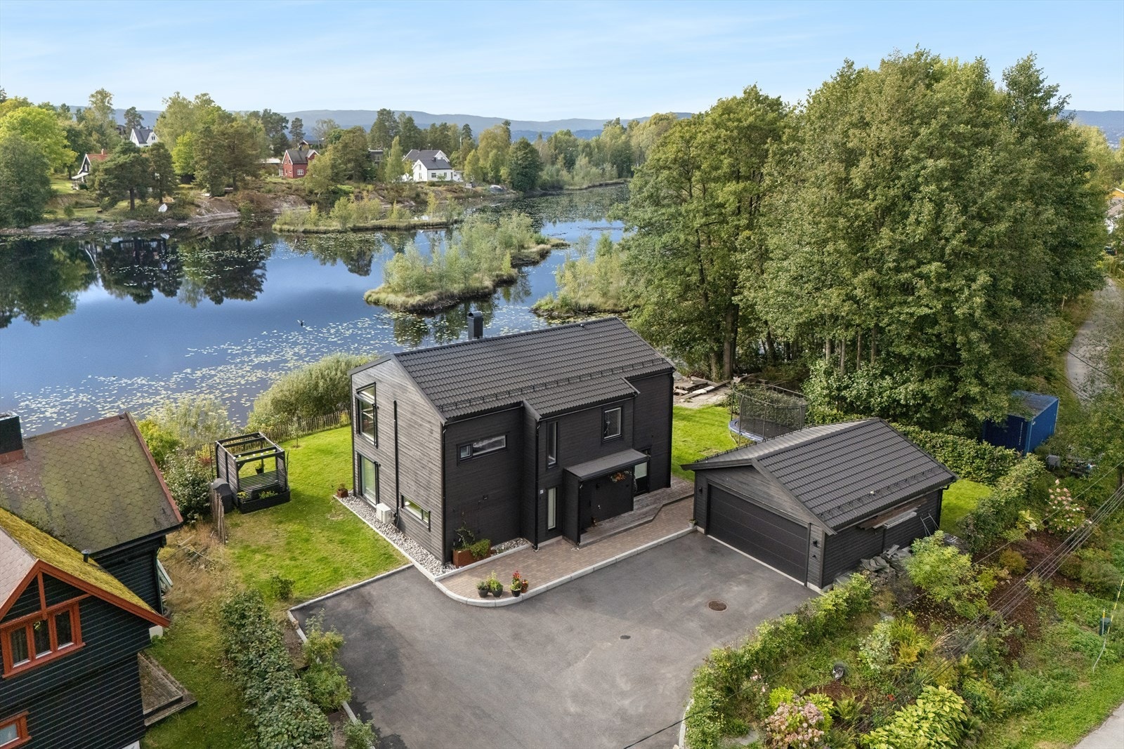 Stor selveiet tomt med meget gode sol og lysforhold. Galleribilde