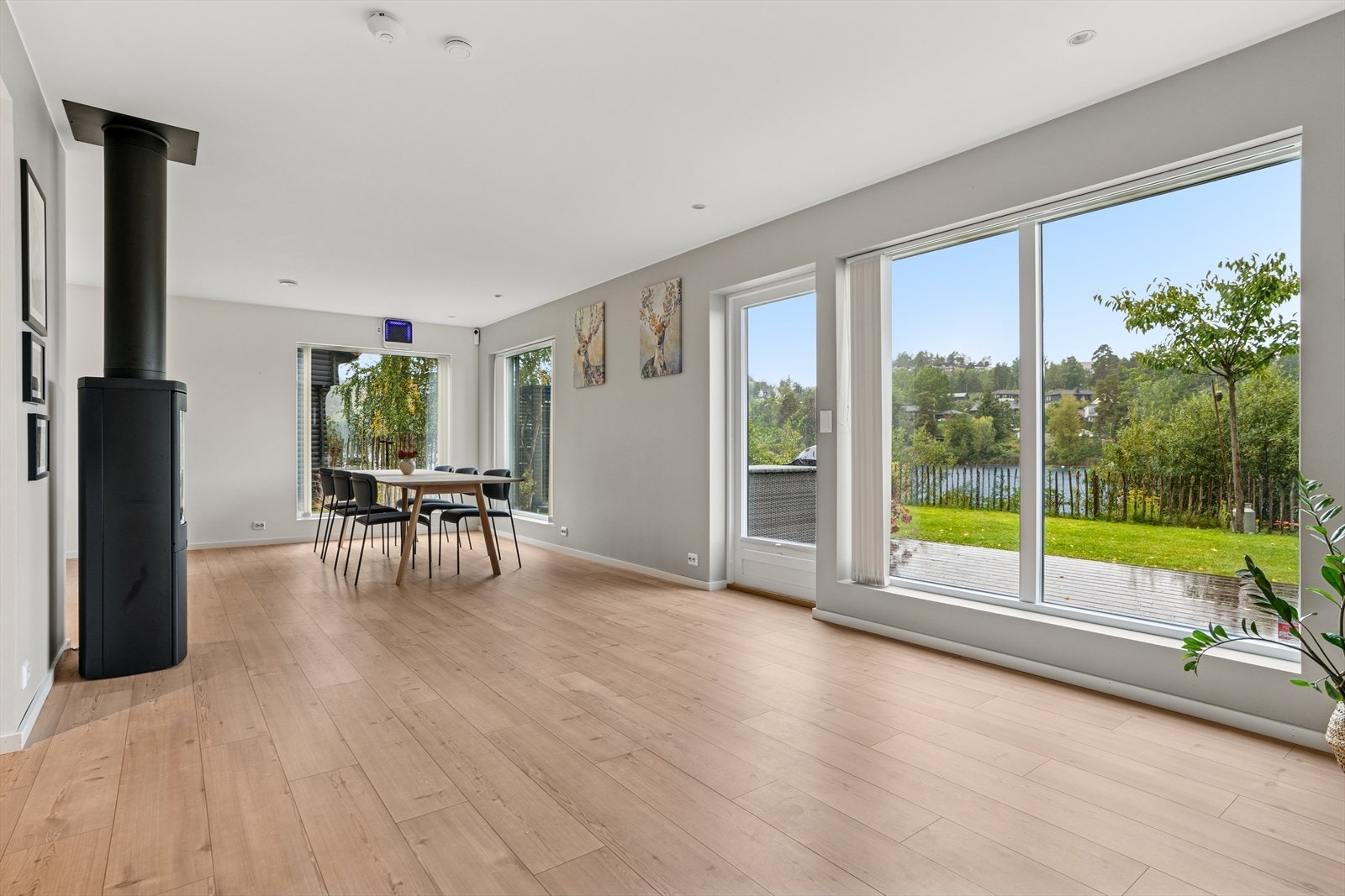 Oppholdsrommet har flere store vindusflater og terrassedør som leder direkte ut til et flott uteområde. Galleribilde