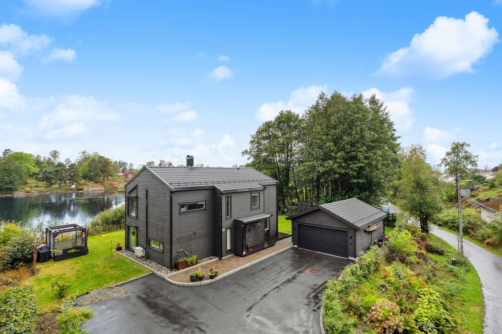 Gode parkeringsmuligheter på egen eiendom. Galleribilde