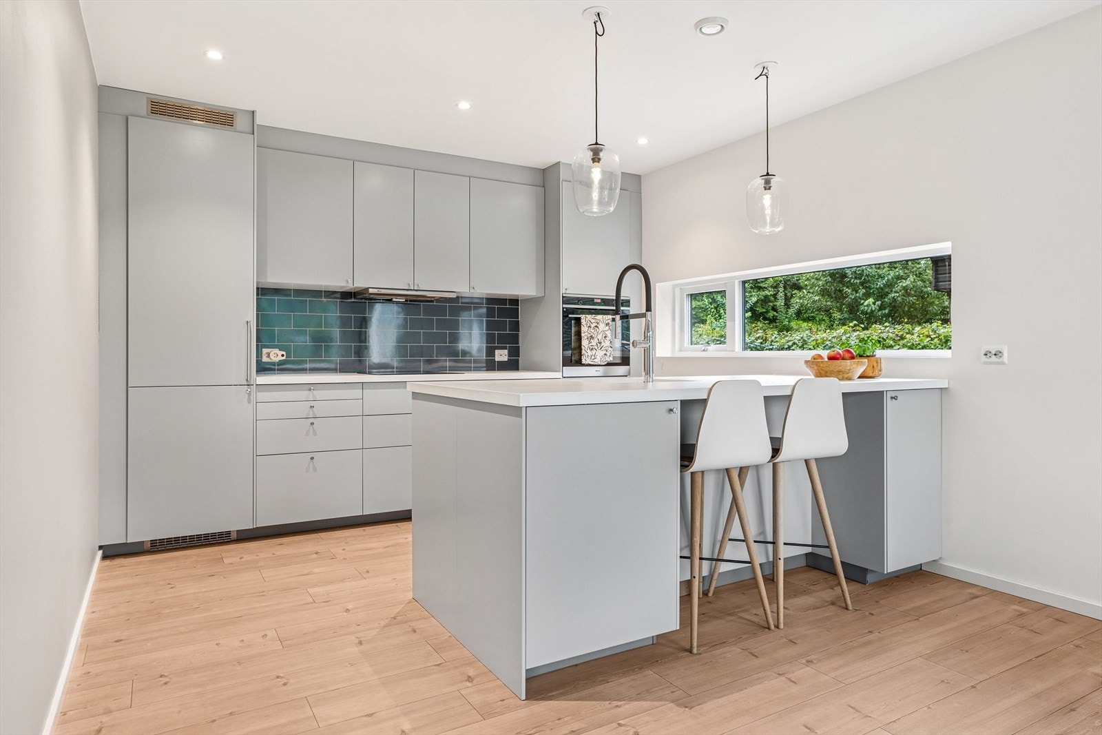 Boligen har et flott kjøkken med innredning fra 2020. Galleribilde