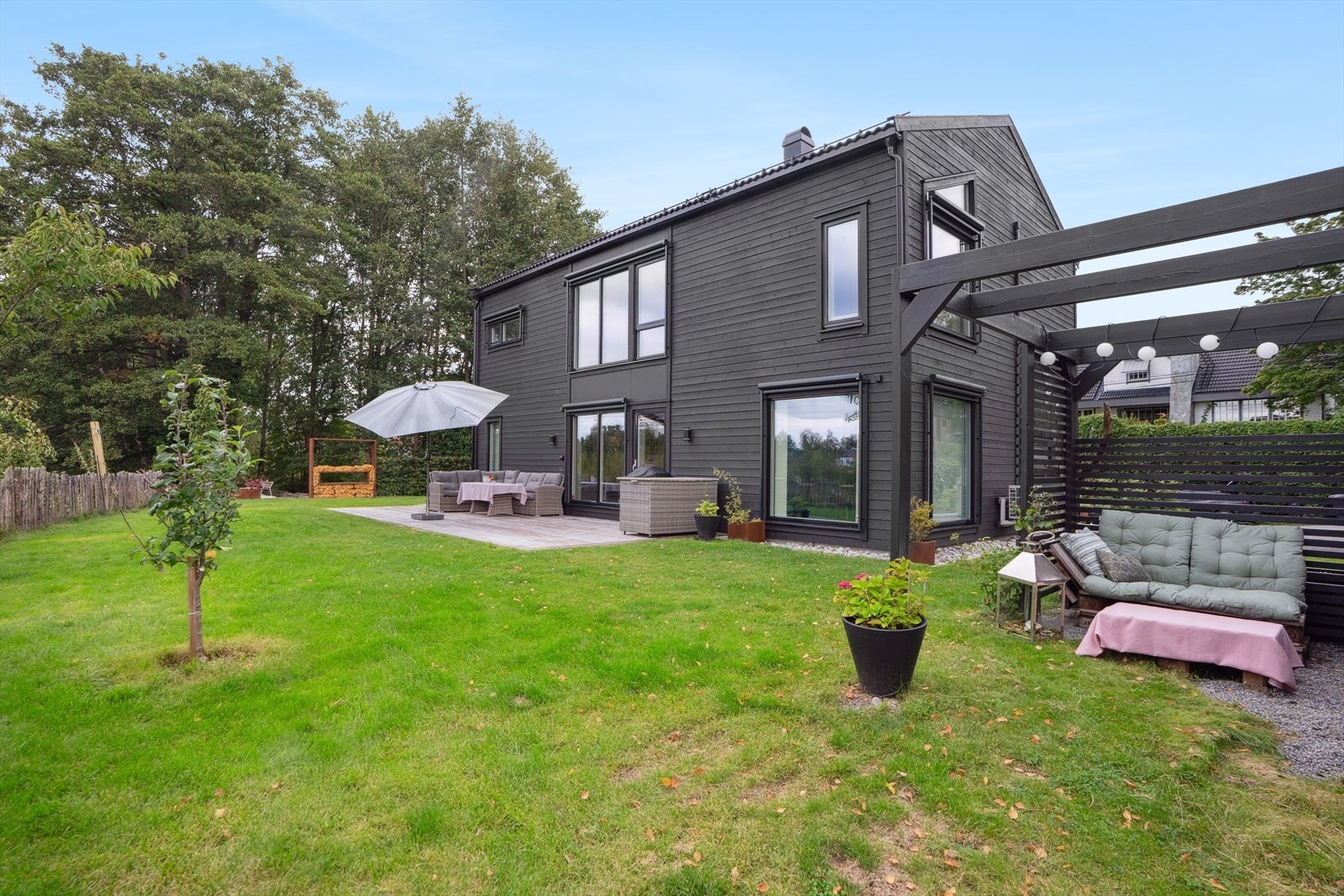 En eiendom med god boltreplass for både store og små. Galleribilde