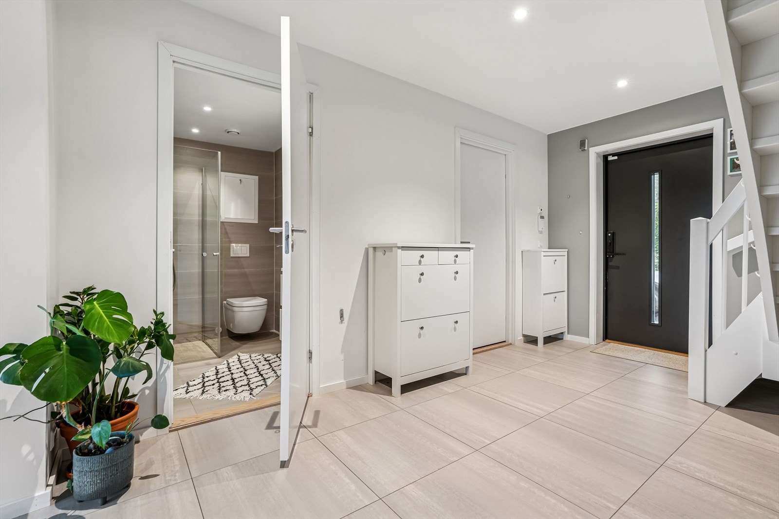 Hjemmet har en lys og romslig hall med flislagt gulv. Galleribilde