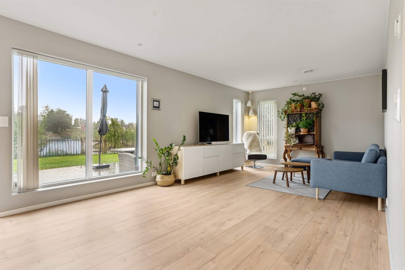 Det er laminat på gulvet, malte vegger og downlights i taket. Galleribilde