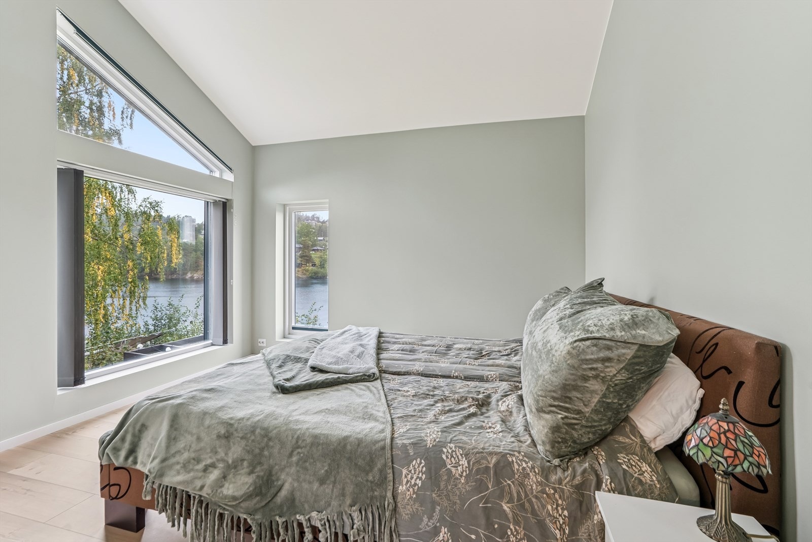 Hovedsoverommet byr på ekstra takhøyde og fine utsiktsforhold. Galleribilde