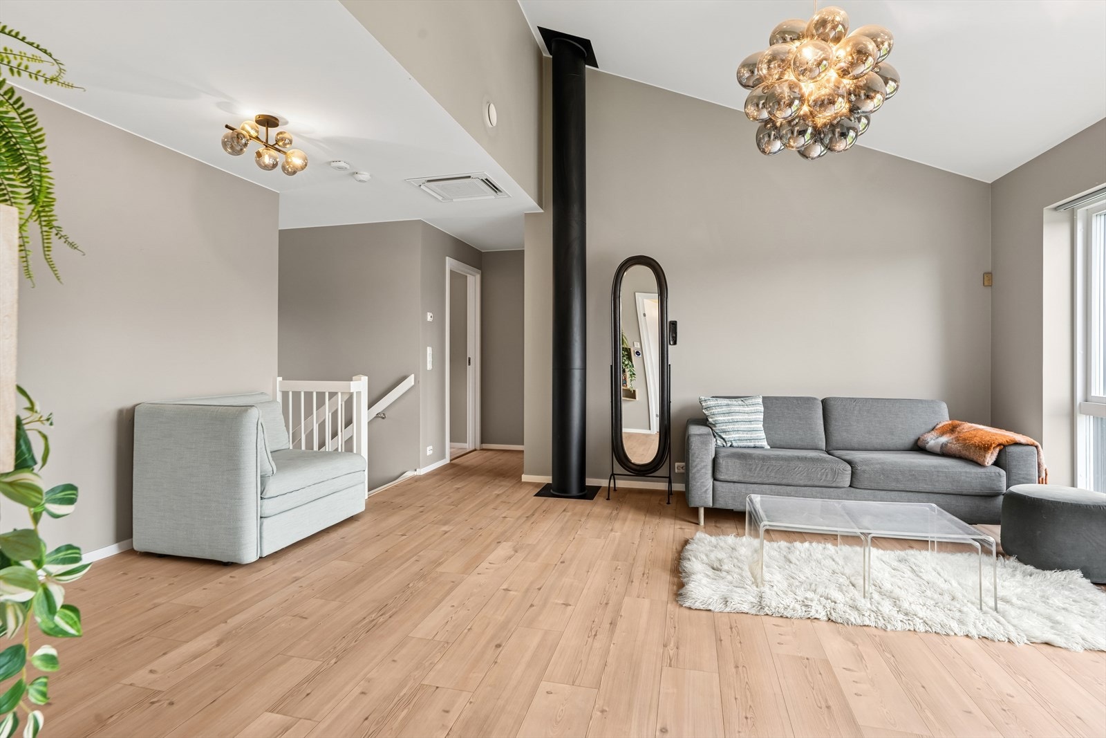 I boligens andre etasje finnes en ekstra stue med laminat på gulvet og malte veggflater. Galleribilde