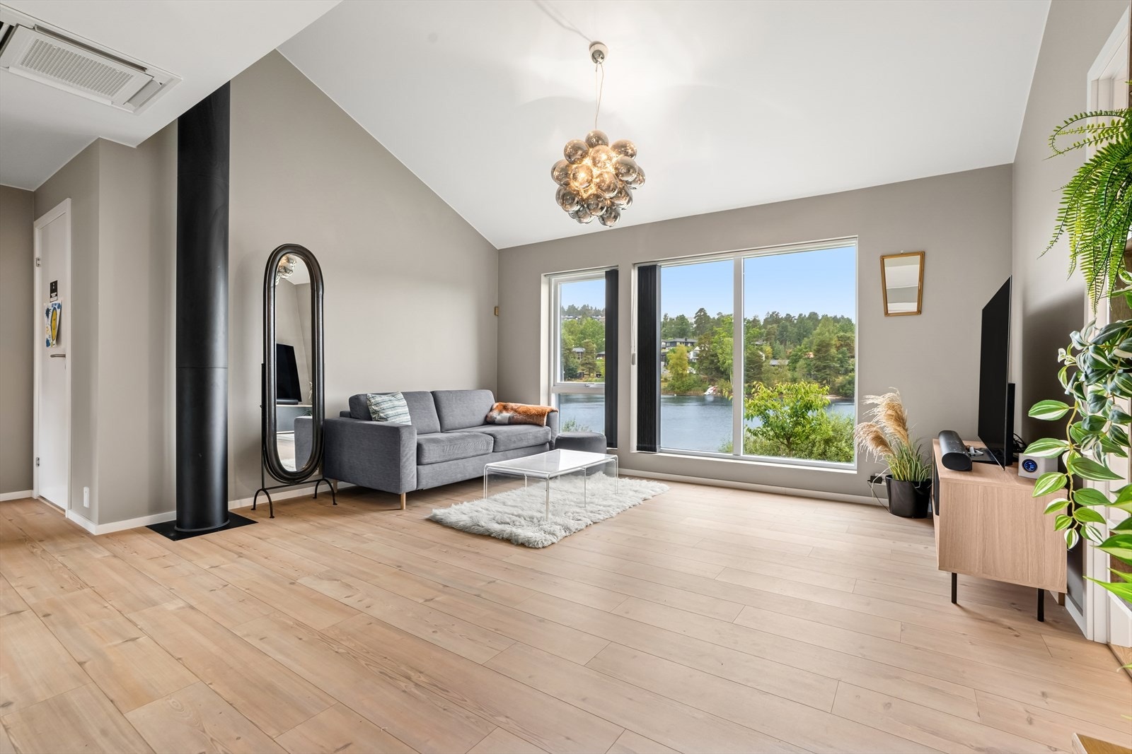 I taket er det installert luft-til-luft varmepumpe som sørger for en behagelig temperatur året rundt. Galleribilde