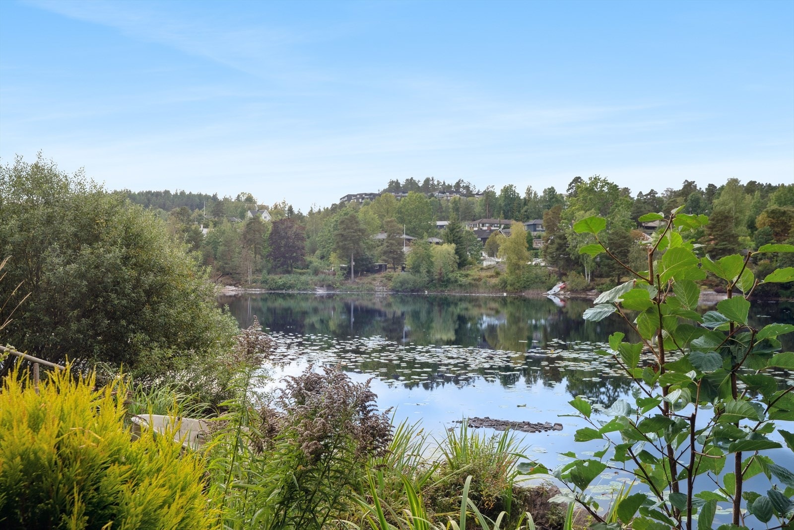 Eiendommen har en ettertraktet beliggenhet med flotte utsiktsforhold. Meget gode sol - og lysforhold. Galleribilde