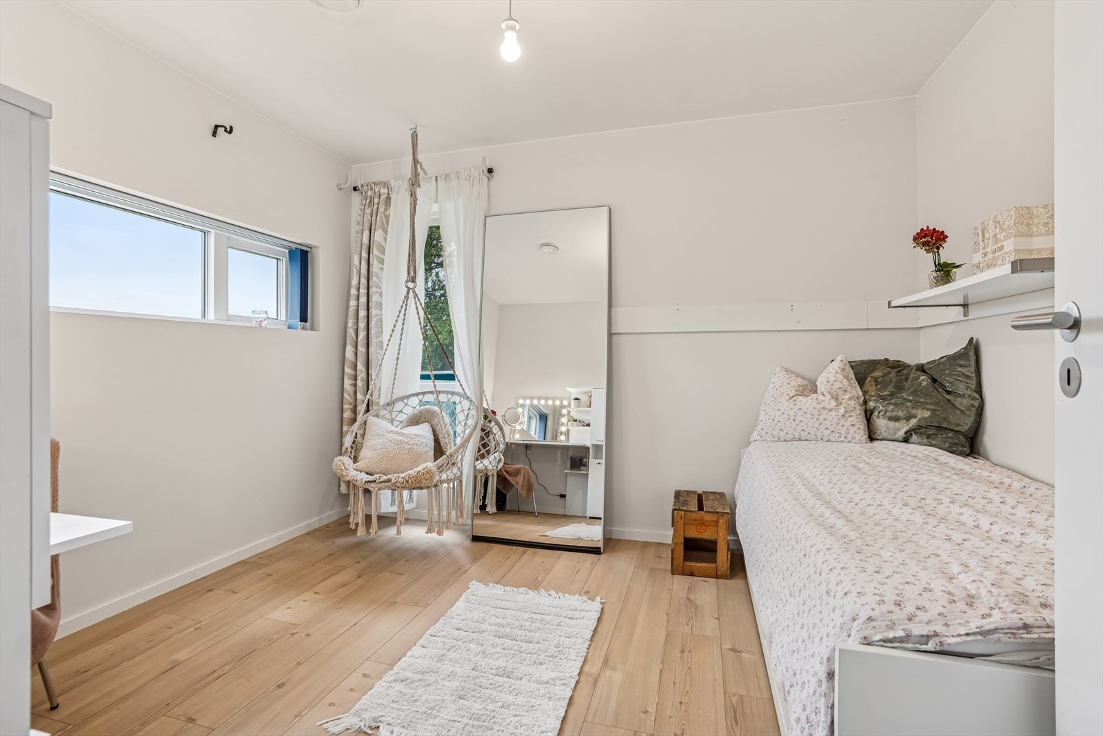 Soverommene er av god størrelse med god plass til ønsket soveromsmøblement. Galleribilde