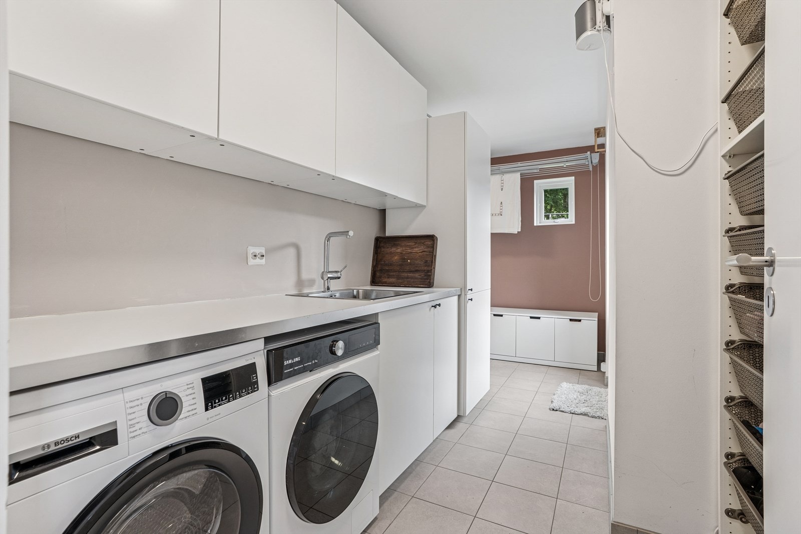 Rommet er innredet med overskap, underskap, benkeplate i laminat med utslagsvask i stål, høyskap, garderobeskap og skap for tekniske installasjoner. Galleribilde