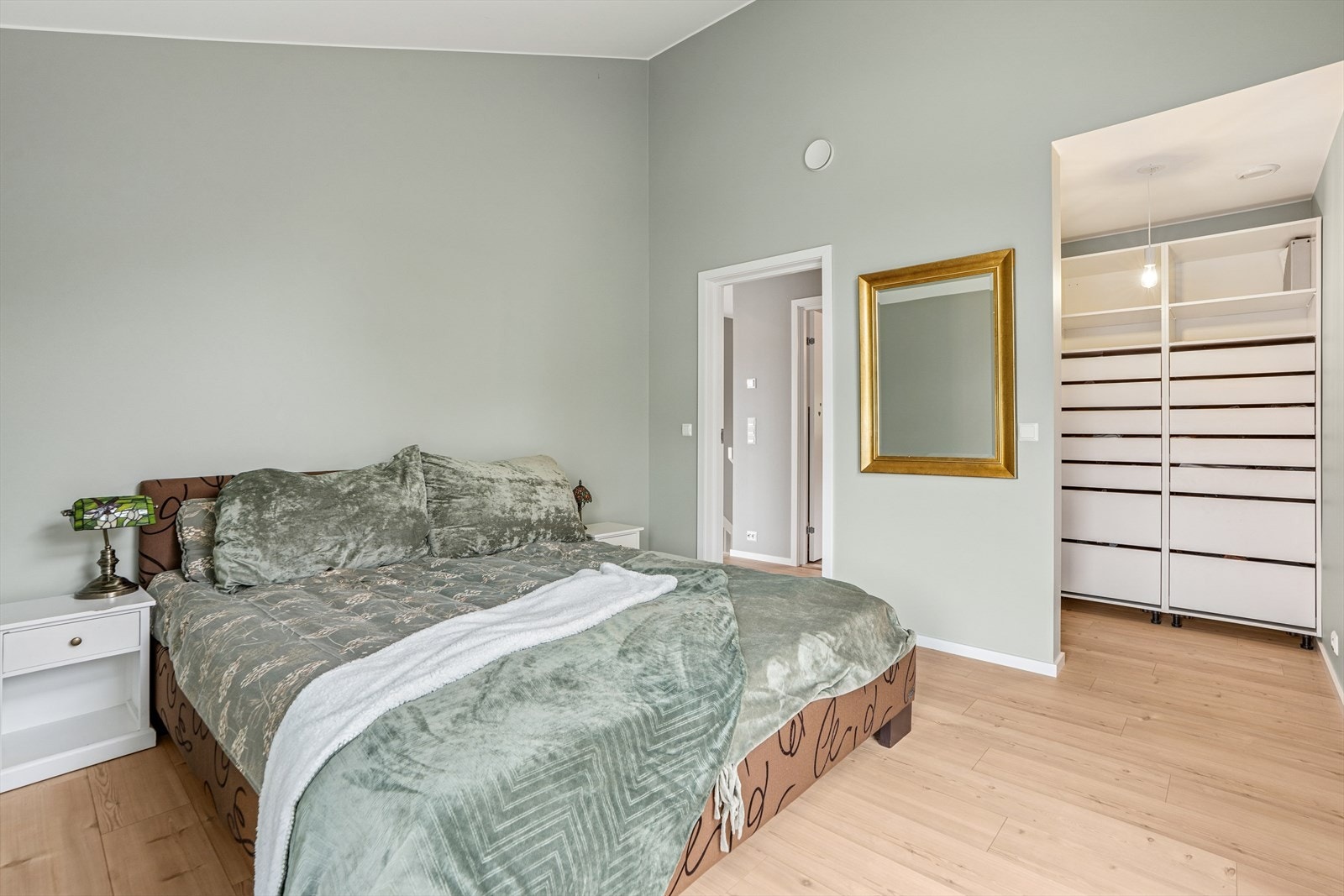 Tilhørende hovedsoverommet er en egen praktisk garderobenisje. Galleribilde