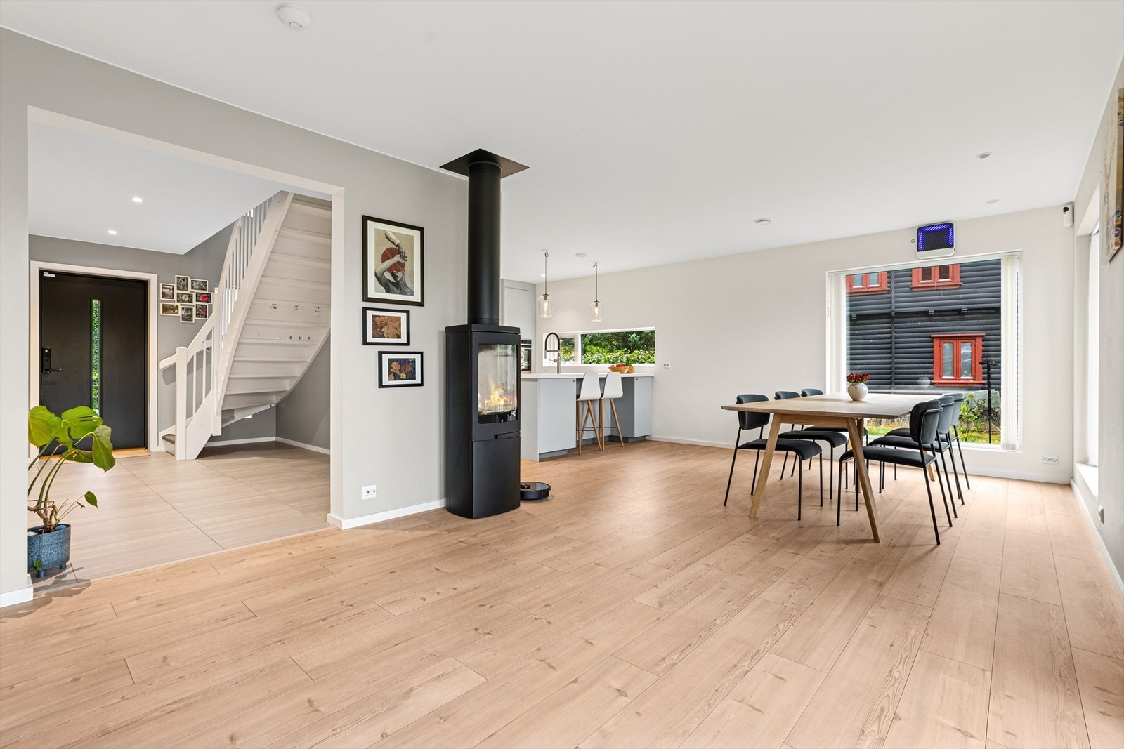 Hovedplanet har et romslig oppholdsrom som kombinerer stue og kjøkken i åpen løsning. Galleribilde