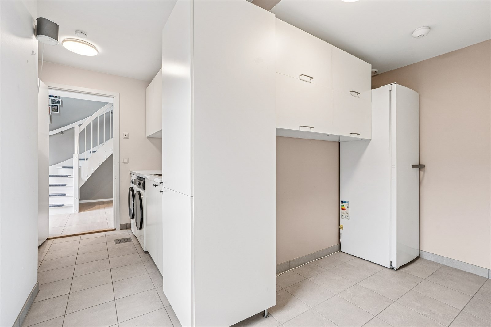 Vaskerommet på hovedplan har malte plater på veggene og flislagt gulv med elektriske varmekabler. Galleribilde