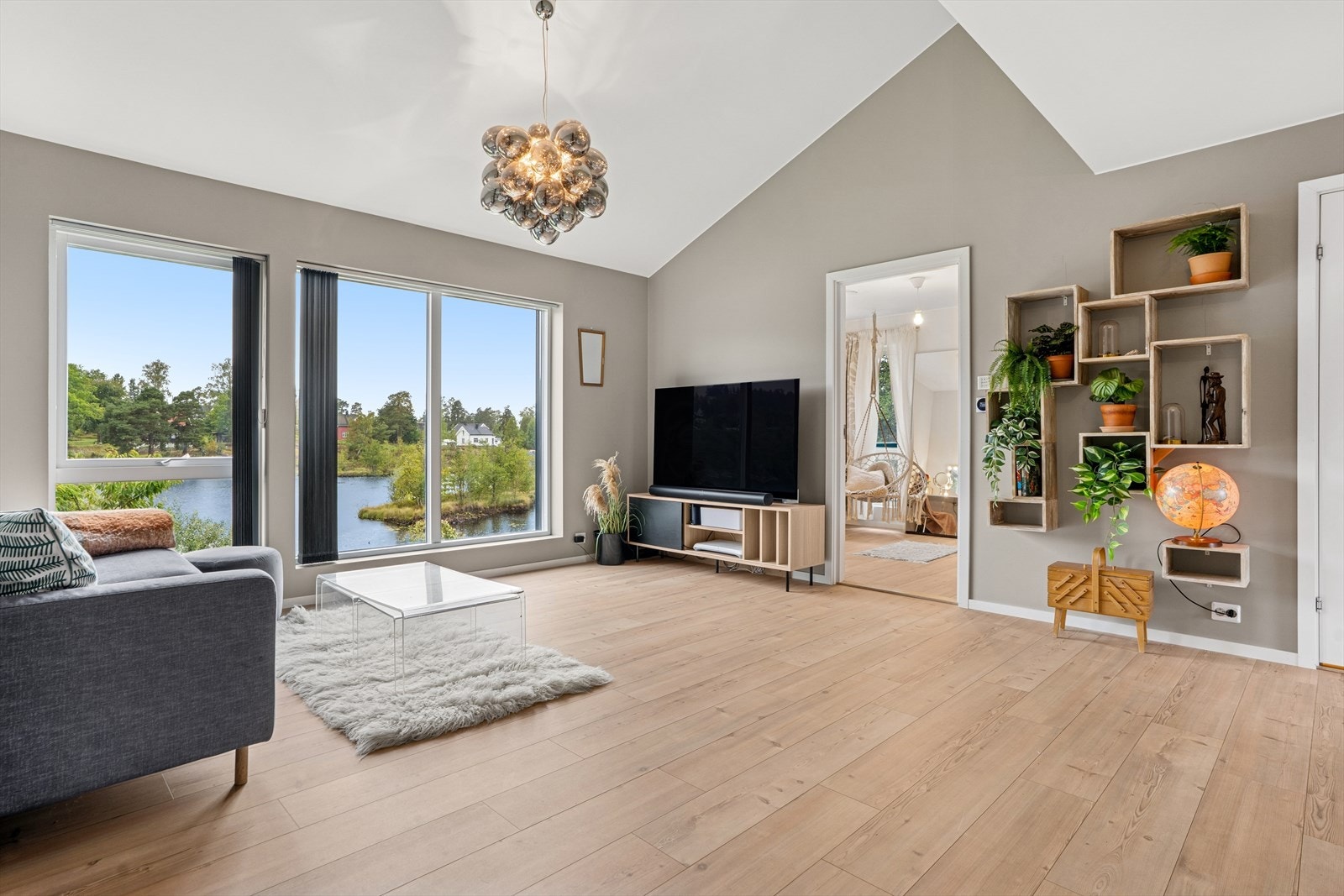 Arealet i andre etasje kan brukes som tv-stue, hjemmekontor eller lekeområde for barna, alt etter behov. Galleribilde