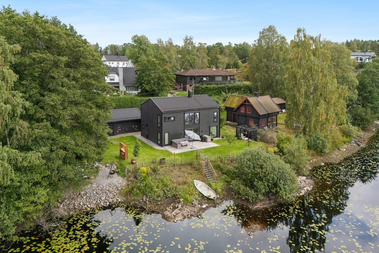 Vakkert anlagt eiendom i naturskjønne omgivelser. Galleribilde