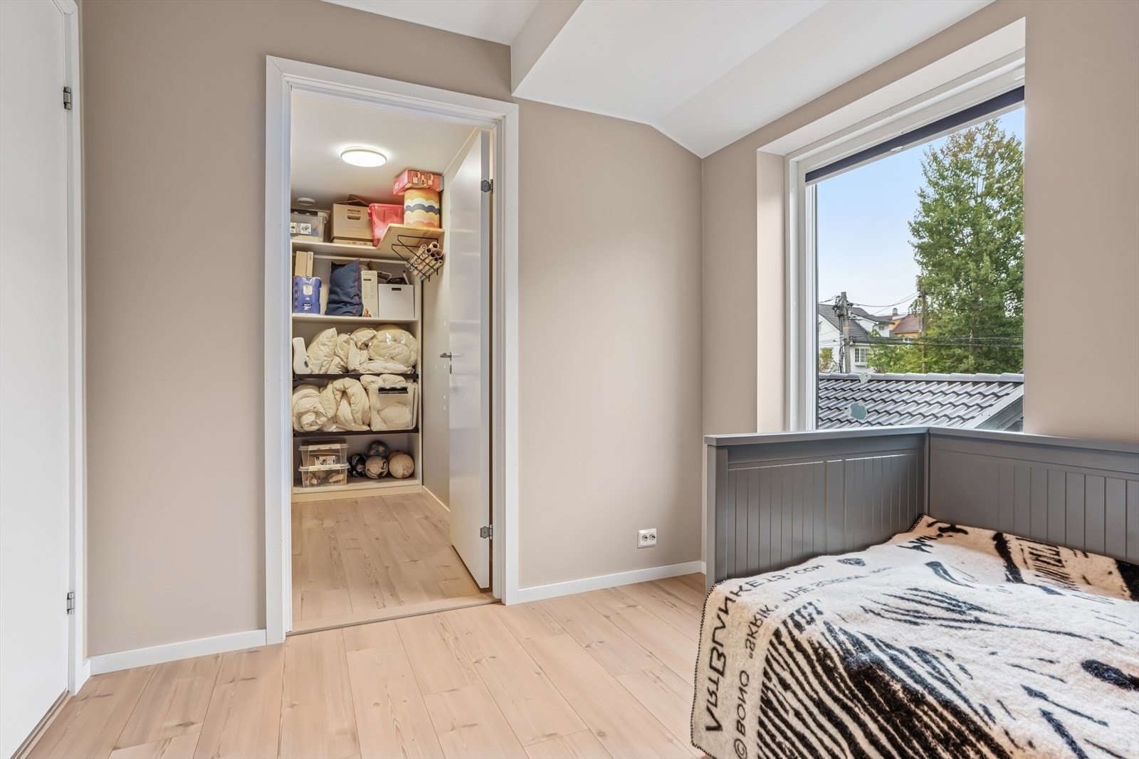 Fra et av de øvrige soverommene er det tilgang til en praktisk bod. Galleribilde