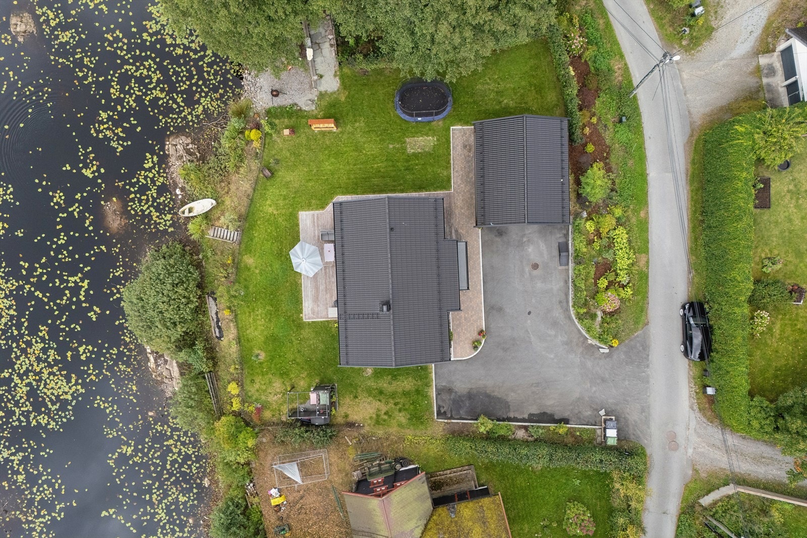 Eneboligen ligger i et familievennlig, sentralt og attraktivt boområde på Nesoddtangen. Galleribilde