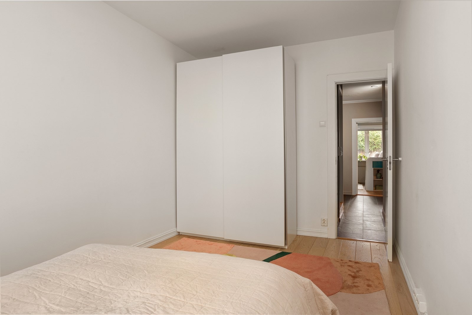 Alle garderobeskapene medfølger handelen Galleribilde