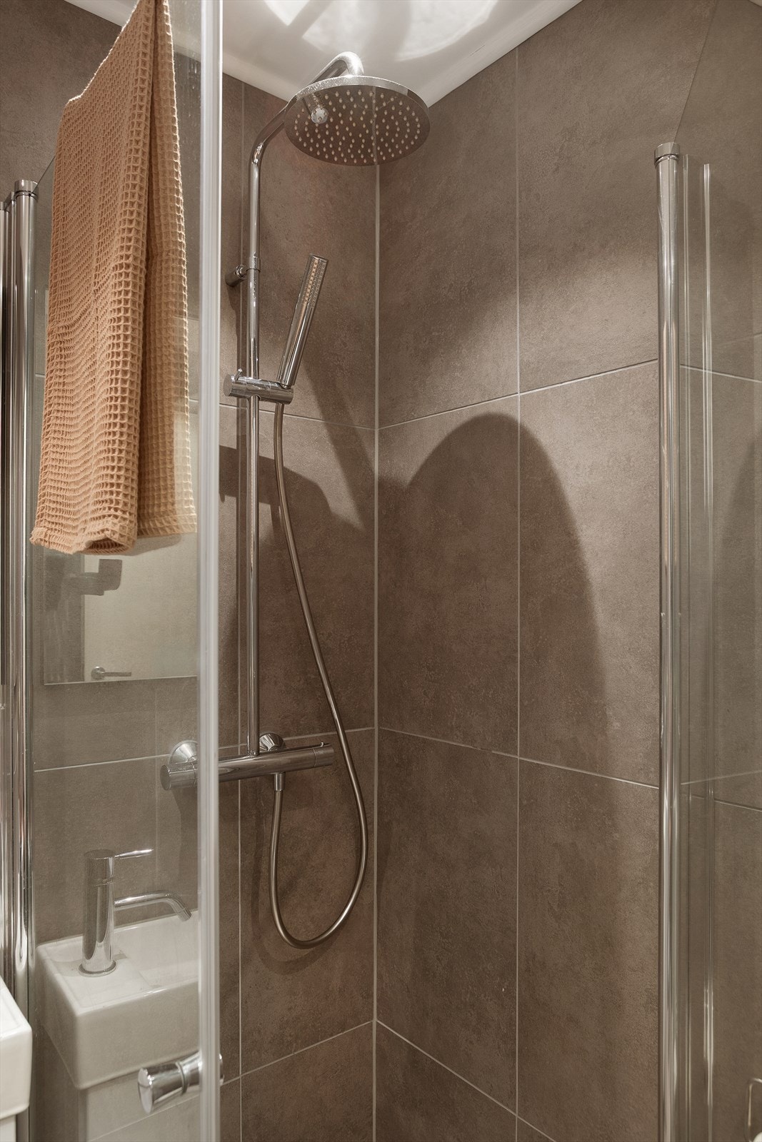 Dusjnisje med regnfallsdusj Galleribilde