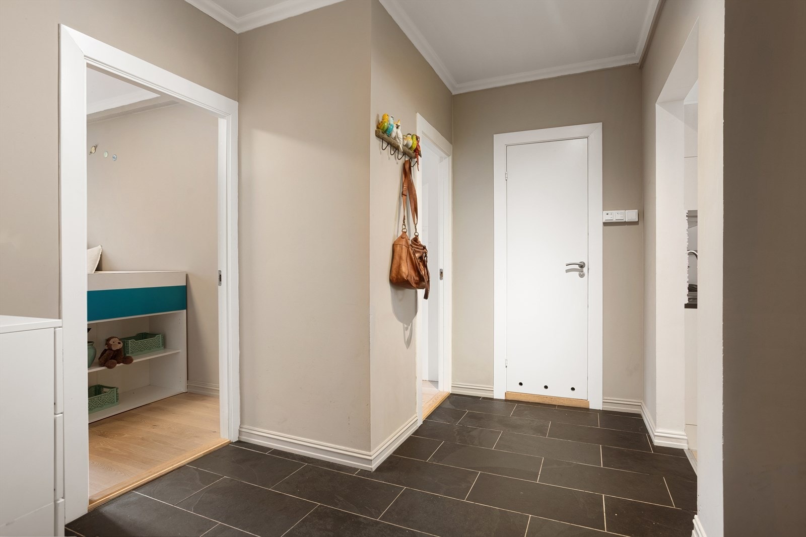 Stor flislagt entrè med varme i gulv Galleribilde