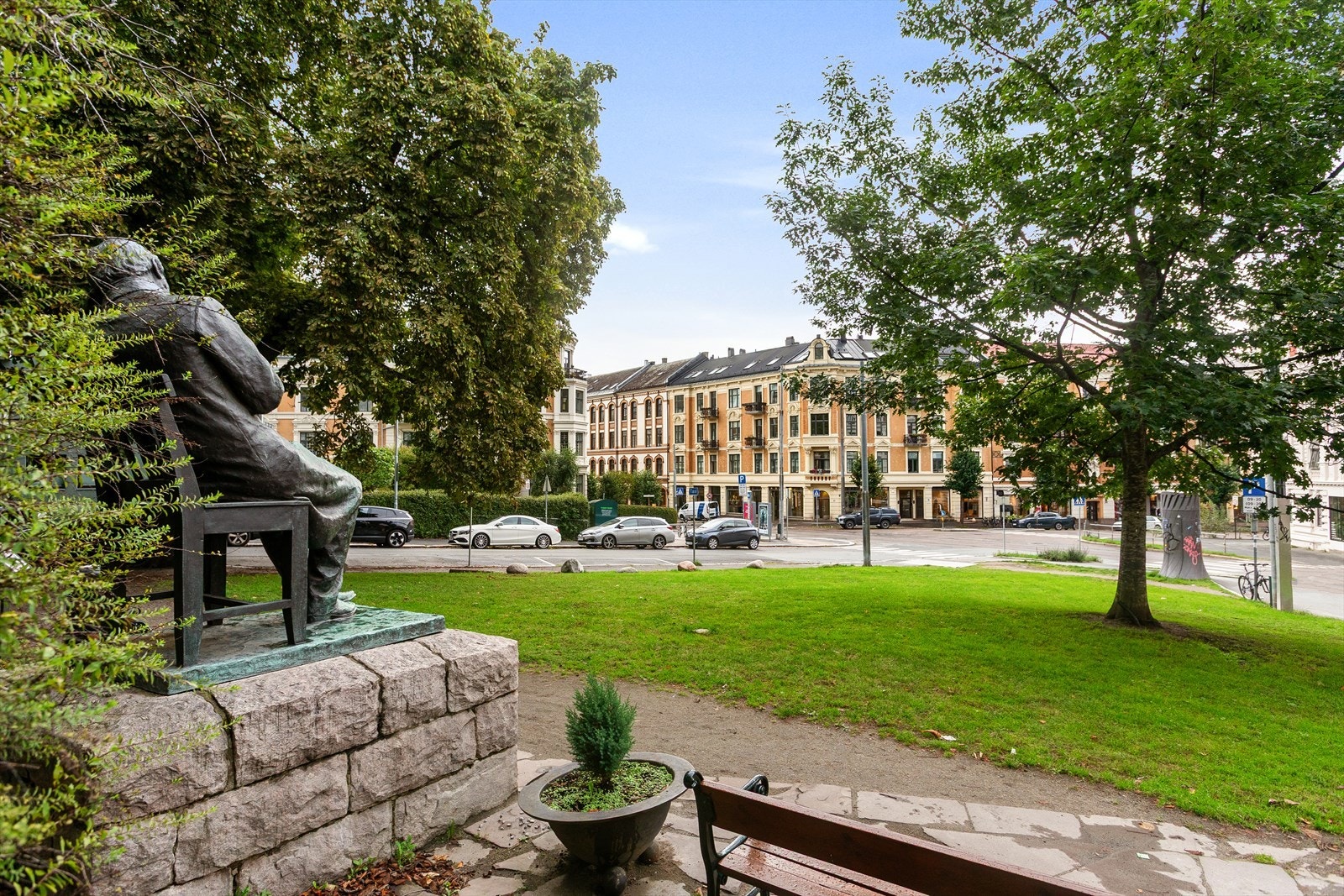 Rett utenfor leiligheten finnes et rikt utvalg av kaféer, restauranter og butikker, samt gode handlemuligheter i Bygdøy Allé Galleribilde