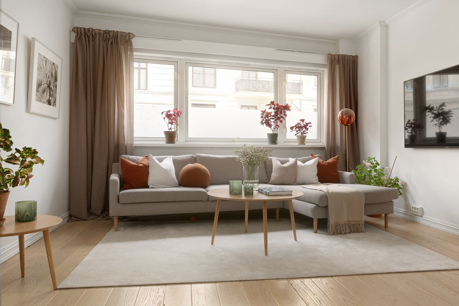 Stuen har store og flotte vindusflater som slipper inn godt med lys. Vinduene er fra 2001 Galleribilde