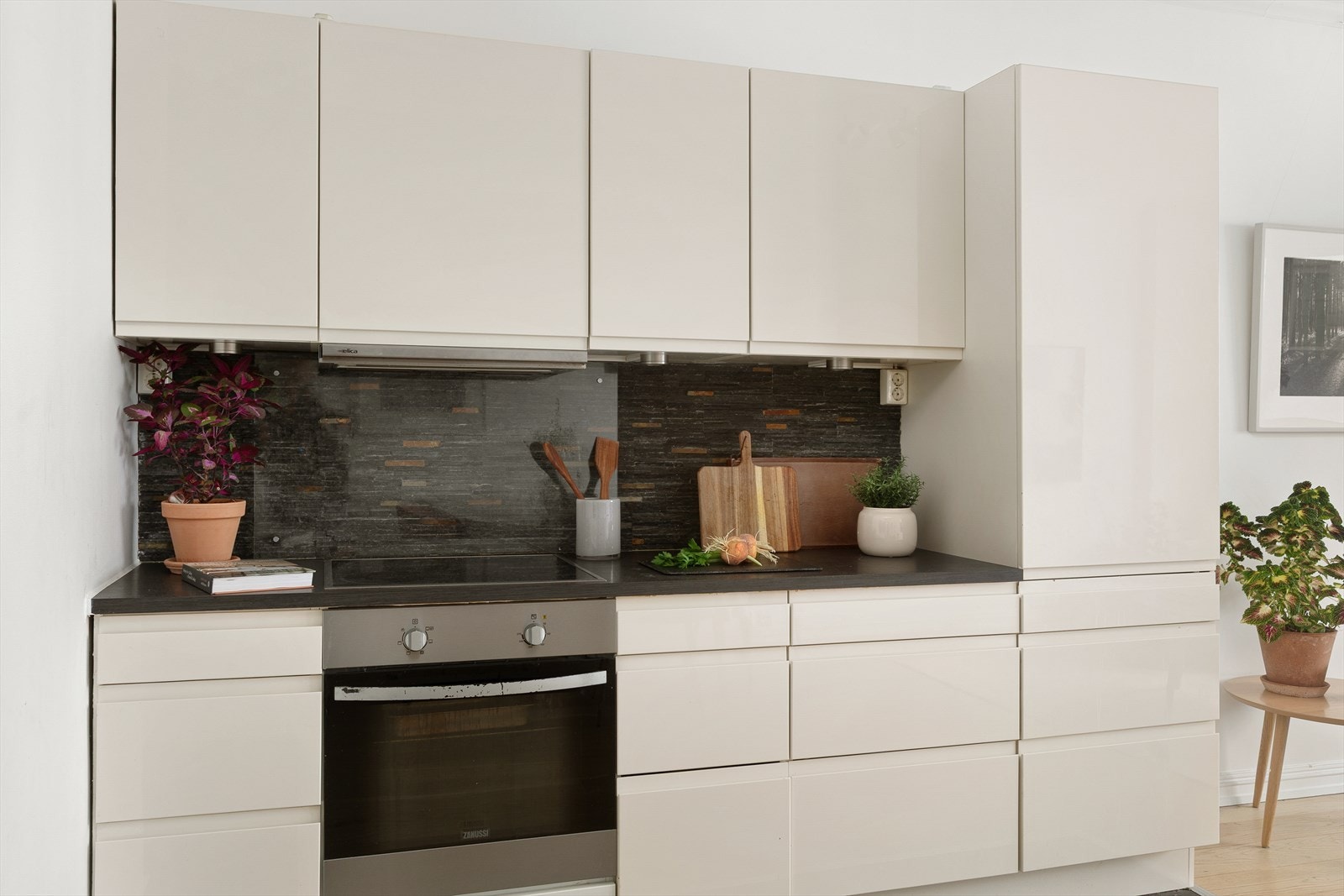 Stekeovn, platetopp og kjøl/frys er integrert i innredningen. Oppvaskmaskinen medfølger handelen Galleribilde