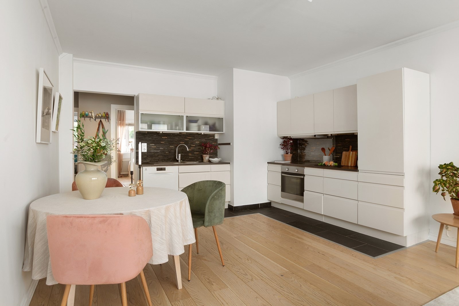 Stue og kjøkken har en åpen og sosial løsning, men er samtidig godt tilbaketrukket fra hverandre Galleribilde