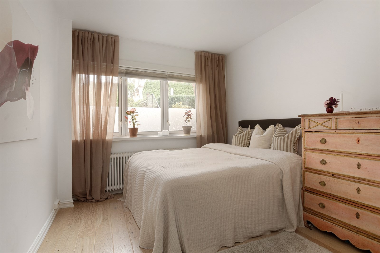 Leiligheten har totalt 3 romslige og gode soverom Galleribilde